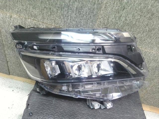 voxy 右側ヘッドライト　LED 後期 81130-28G70 Used]Right Headlight TOYOTA Voxy 2017 DBA-ZRR80G 8113028G70 - BE
