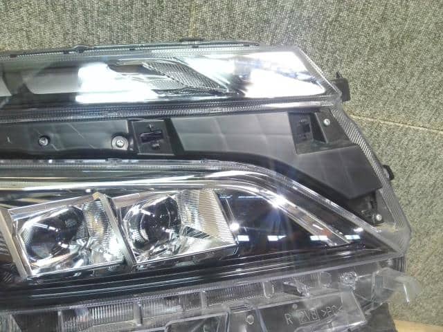 [Used]Right Headlight TOYOTA Voxy 2017 DBA-ZRR80G 8113028G70 - BE ...