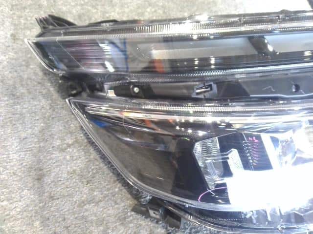 [Used]Right Headlight TOYOTA Voxy 2017 DBA-ZRR80G 8113028G70 - BE ...