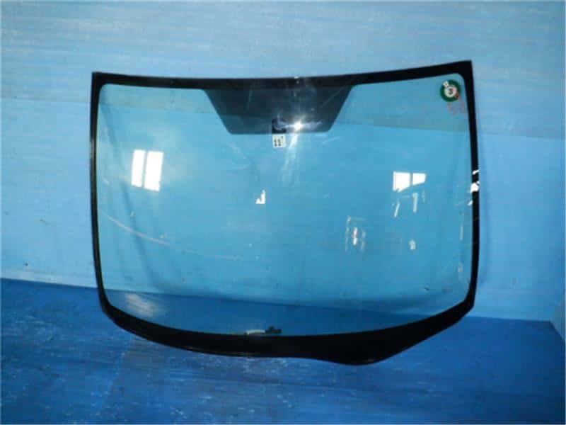 [Used]Front Windshields Glass TOYOTA Voxy 2009 DBAZRR75W 561012840175
