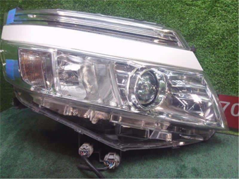 Used]Right Headlight TOYOTA Voxy 2015 DBA-ZRR85W 8113028G01 - BE 