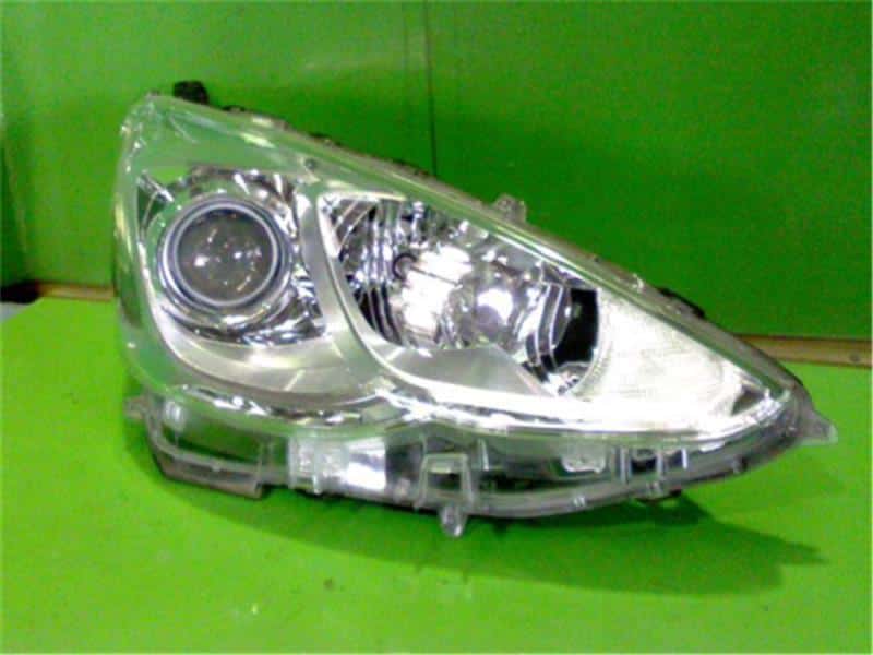 Used]Right Headlight TOYOTA Aqua 2016 DAA-NHP10 8111052K40 - BE