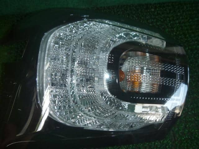 Used]Left Tail Light TOYOTA Sienta 2015 DBA-NCP175G