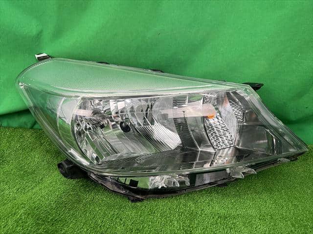 Used]Right Headlight TOYOTA Vitz 2013 DBA-NSP135 8113052D20 - BE