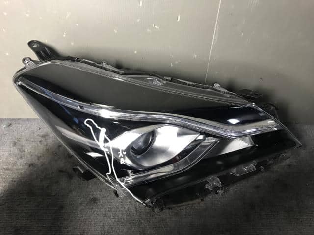 Used]Right Headlight TOYOTA Vitz 2015 DBA-NCP131 8110552M60 - BE