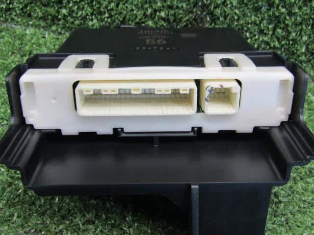 Used]A&frasl;C Computer amplifier TOYOTA Harrier ZSU60W 177800-4563