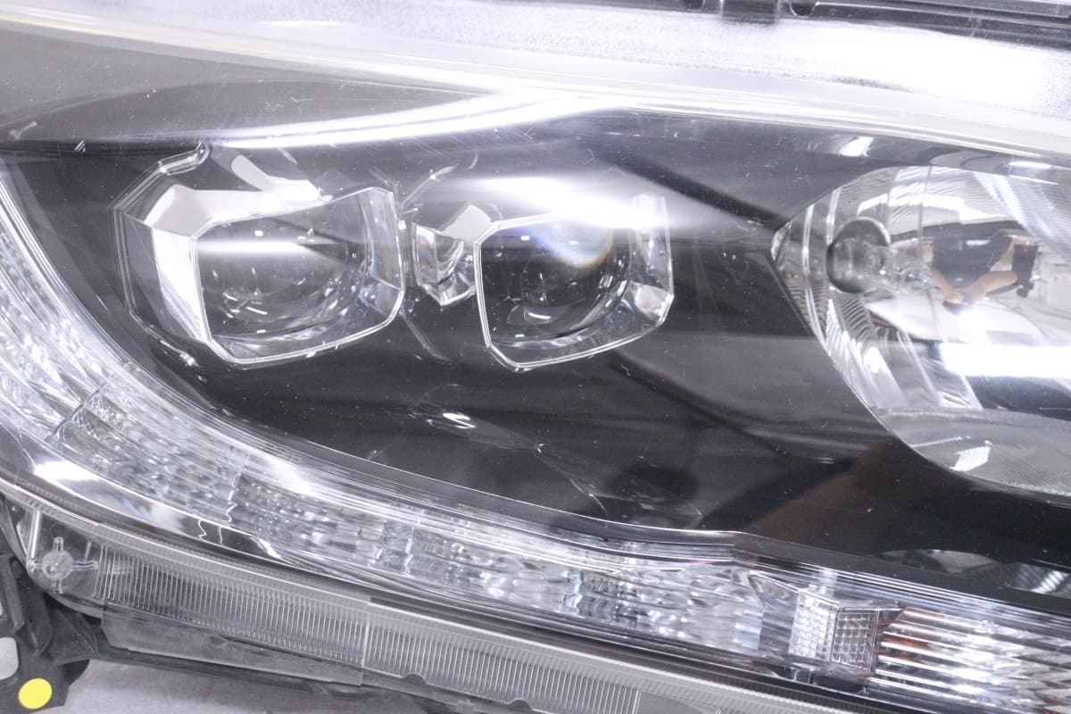 Used]Right side Headlight Honda Vezel 100-62164 - BE FORWARD Auto
