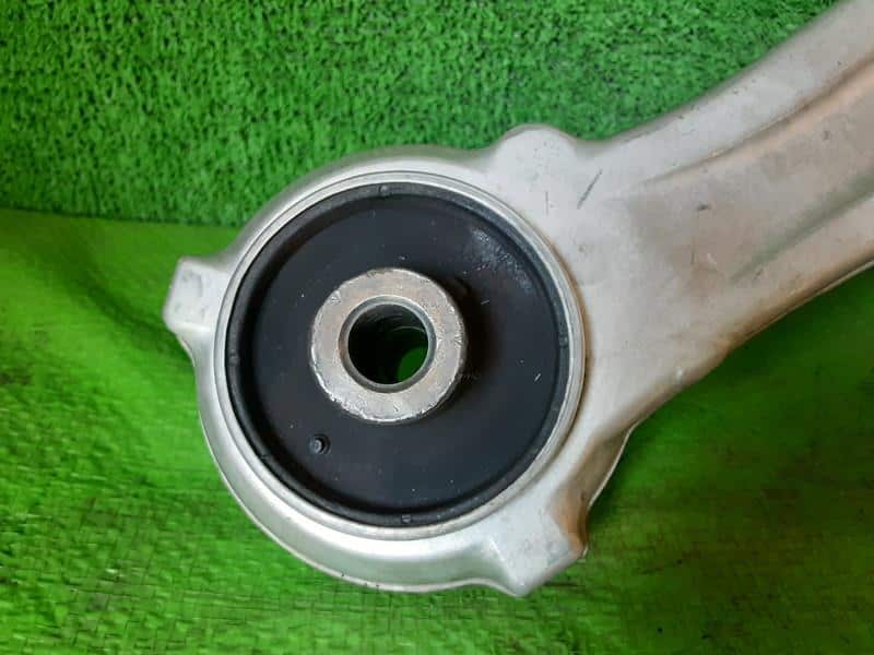 Used]Front Right Lower Control Arm NISSAN Elgrand 2011 DBA-TE52