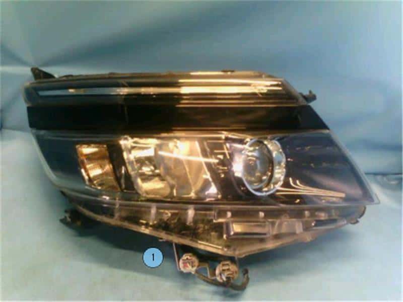 [Used]Right Headlight TOYOTA Voxy 2014 DBA-ZRR80W 8113028D21 - BE ...