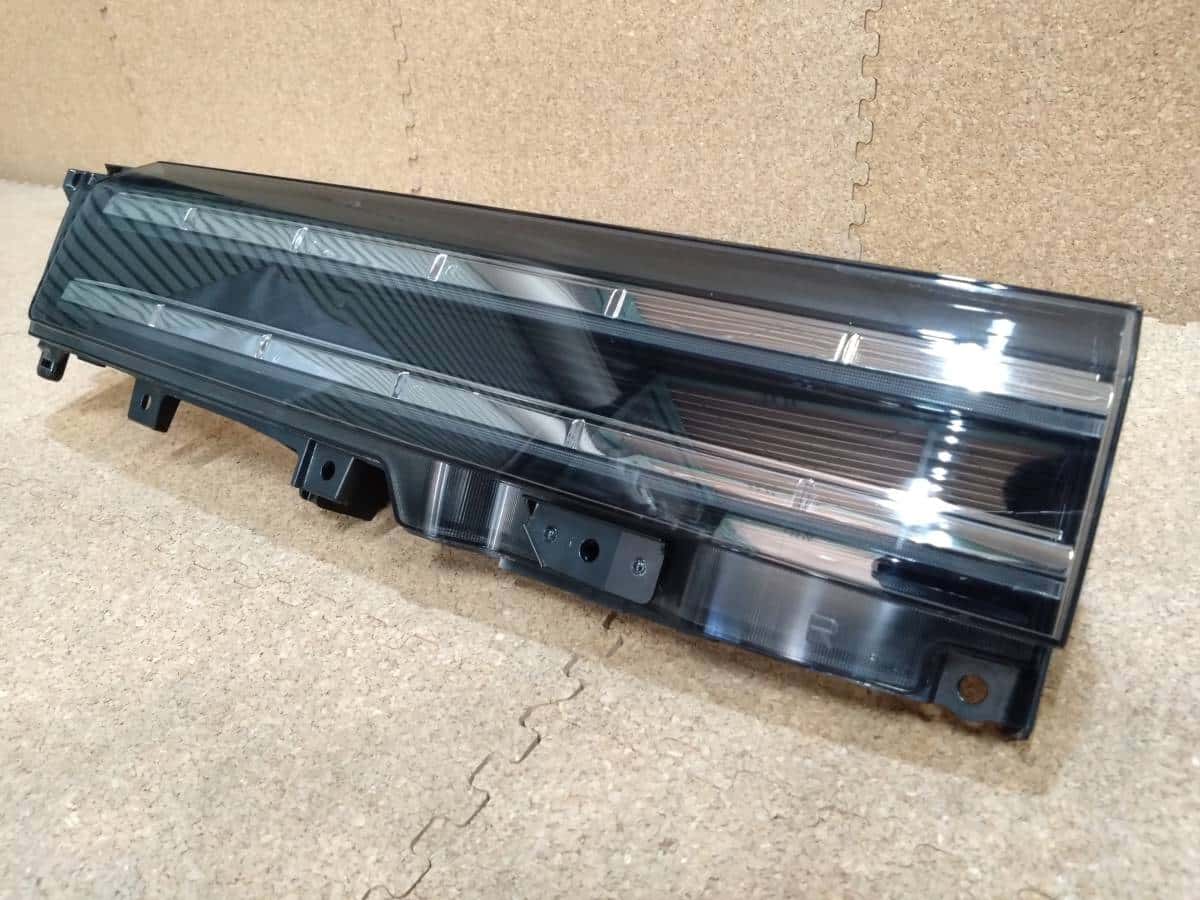 Used]A Voxy ZWR90 ZWR95 MZRA90 MZRA95 90 system Right finisher LED