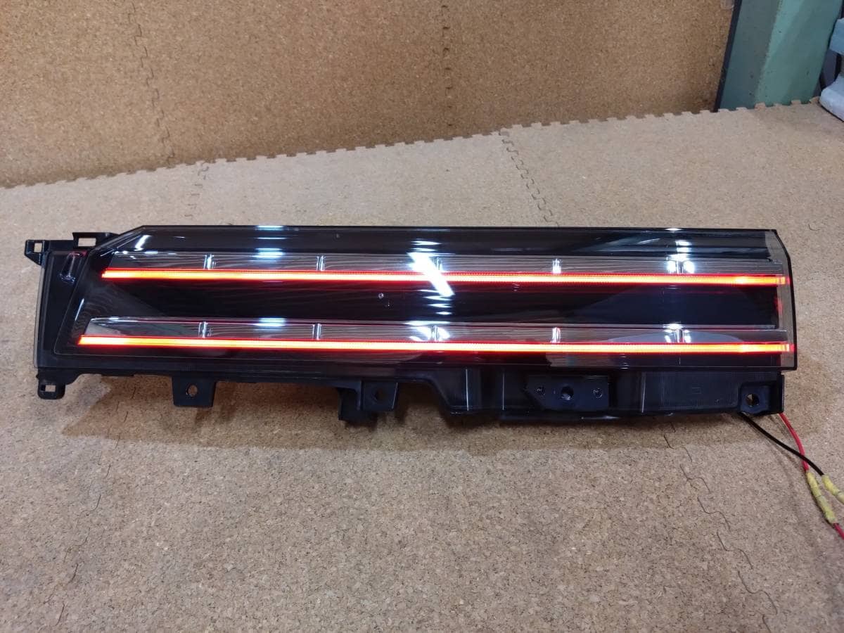 Used]A Voxy ZWR90 ZWR95 MZRA90 MZRA95 90 system Right finisher LED