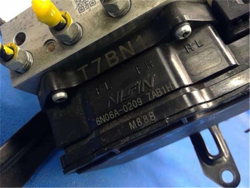 ホンダヴェゼルRU2 ABSモジュレータ57110-T7D-Z14 Used]Vezel RU1 ABS