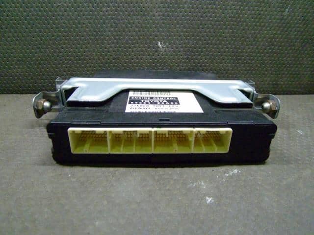 Used]Engine Control Unit TOYOTA Hiace 2005 CBF-TRH200V 8966126A00 
