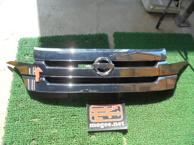 [Used]7EV6109 C90 bottom)) Nissan DAYZ B21W Early Model type highway star X  Genuine Front plating grill 6400F740 - BE FORWARD Auto Parts