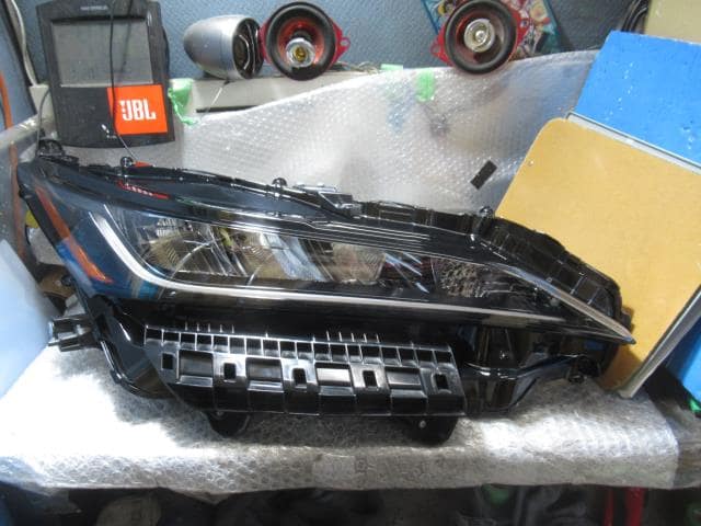 Used]Right Headlight TOYOTA Harrier 6BA-MXUA80 8110548J00 - BE