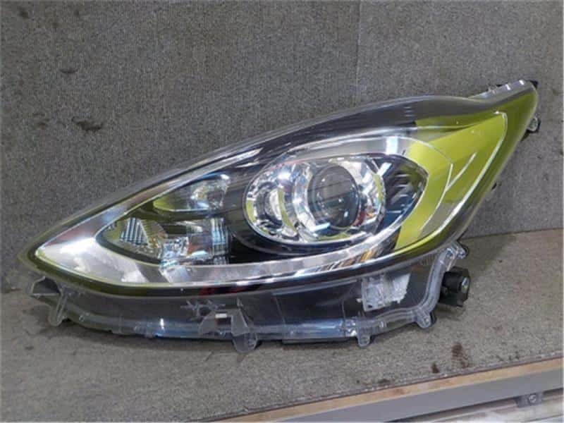Used]Left Headlight TOYOTA Aqua 2018 DAA-NHP10 8115052M40 - BE