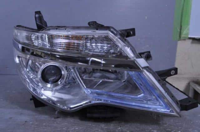 Used]Right Headlight NISSAN Serena 2014 DBA-C26 - BE FORWARD Auto