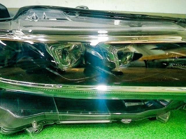 Used]Right Headlight TOYOTA Harrier 2018 DBA-ZSU60W 8114548G50