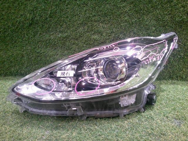 Used]Left Headlight TOYOTA Aqua 2019 DAA-NHP10 8117052M10 - BE