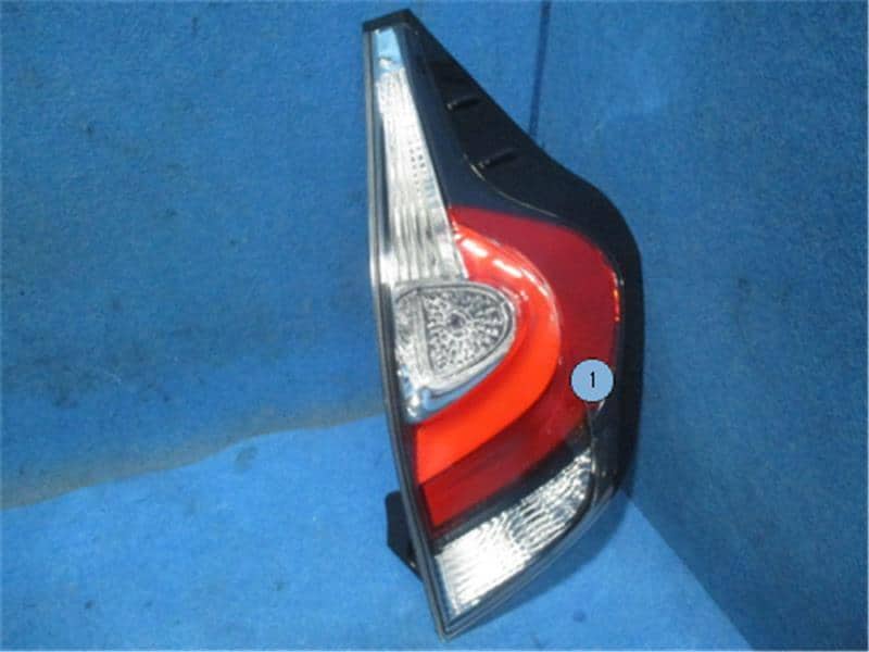 Used]Toyota Genuine Aqua NHP10 Right Tail Lamp P10100-20016390