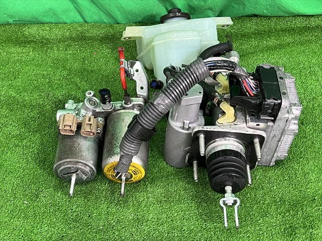 Used]ABS Actuator TOYOTA Aqua 2013 DAA-NHP10 4705052030 - BE