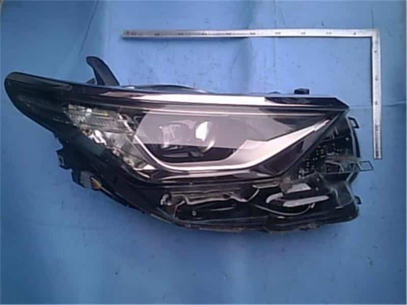 Used]Right Headlight TOYOTA Auris 2016 DAA-ZWE186H 8113012G80 - BE