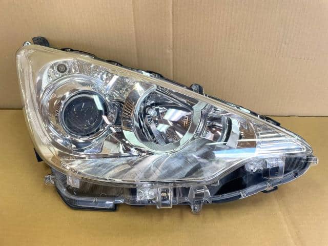 Used]Right Headlight TOYOTA Aqua 2014 DAA-NHP10 8111052E60 - BE