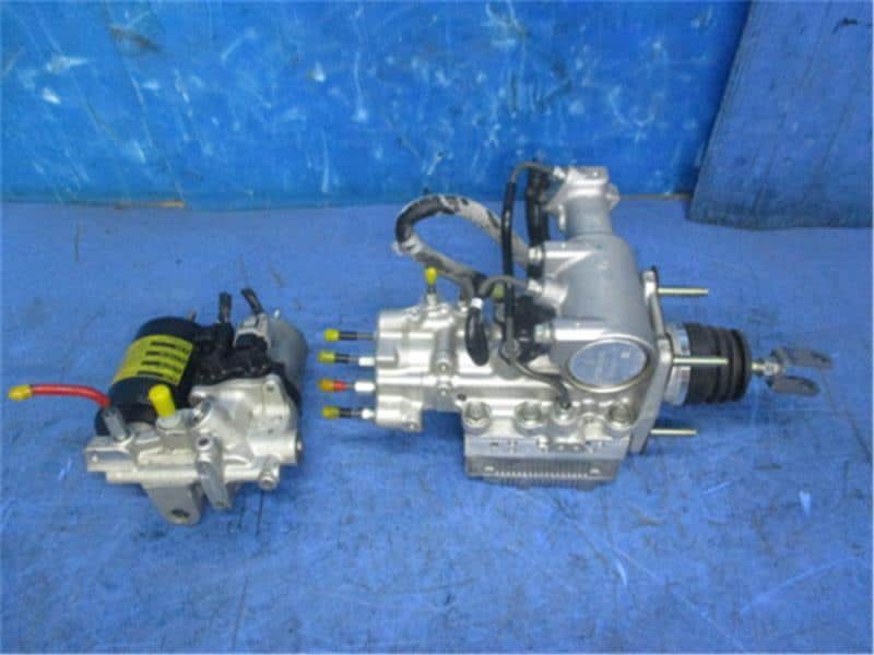 国内発送 TY084 AZK10 SAI S ABS アクチュエーター ブースター