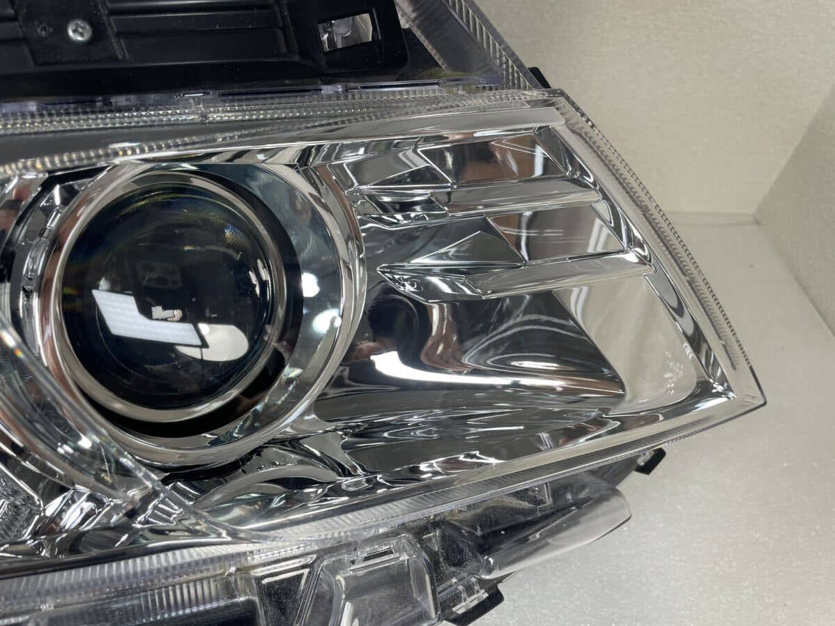 Used] Right Head Light Toyota Voxy ZRR80W 81130-28G01 - BE FORWARD