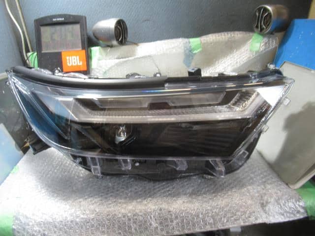 Used]Right Headlight TOYOTA RAV4 6BA-MXAA54 8114542E00 - BE