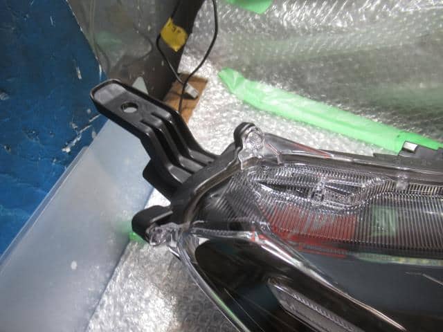 Used]Right Headlight TOYOTA Yaris Cross 6AA-MXPJ10