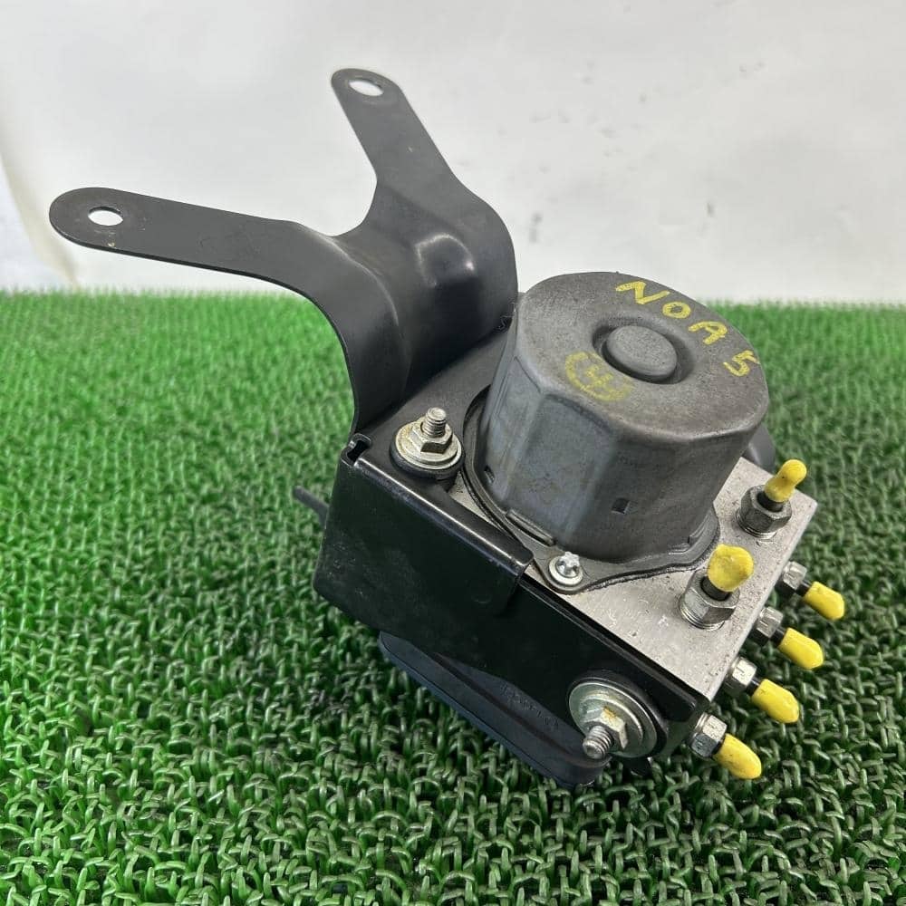 Used]Noah ZRR80W [ABS actuator] 44540-28190 2014 Toyota Voxy for