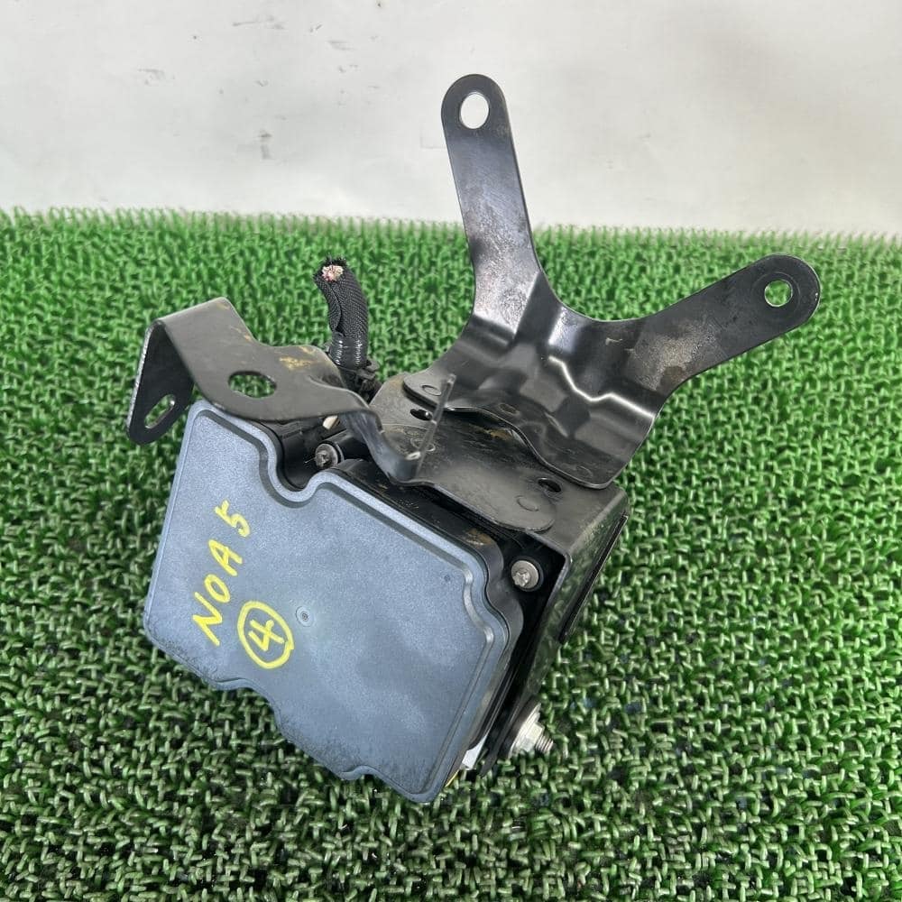 Used]Noah ZRR80W [ABS actuator] 44540-28190 2014 Toyota Voxy for