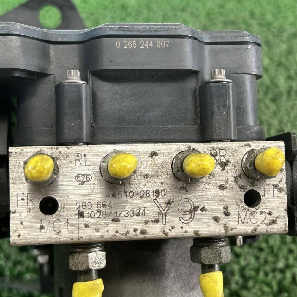 Used]Noah ZRR80W [ABS actuator] 44540-28190 2014 Toyota Voxy for
