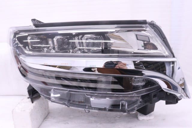 Used]Right Headlight TOYOTA Alphard 2018 3BA-AGH30W 81145V2230