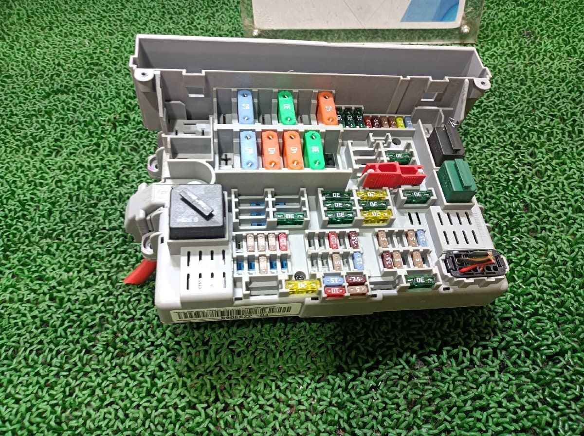 [Used]BMW Fuse Box 323i ABA-VB23 VB23 E91, E92, E93 BMW 1 series/E87 ...