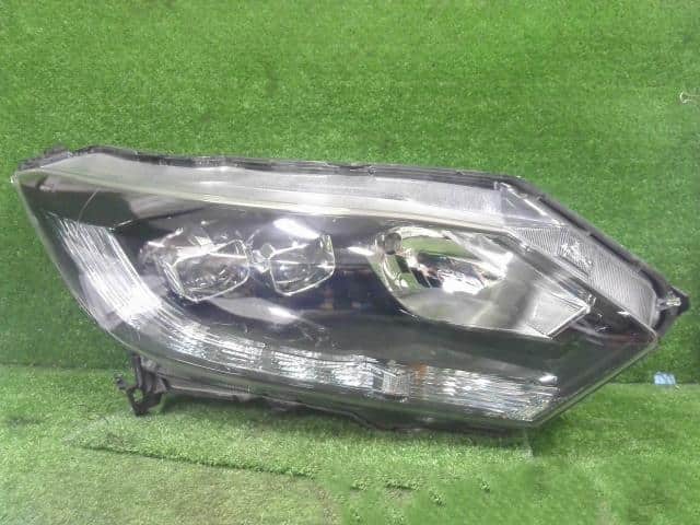 Used]Right Headlight HONDA Vezel 2013 DAA-RU4 33100T7BJ01 - BE