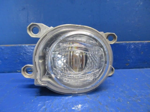 Used]Left Fog Light TOYOTA Aqua 2022 6AA-MXPK11 8122152120 - BE