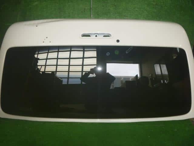 Used]Rear Windshield TOYOTA Hiace 2024 3BF-TRH216K 6810526121 - BE