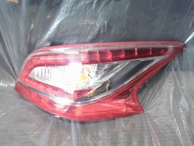 ティアナ DBA-L33 右テールランプ XL RE0F10D GS48 コイト 220-17791 