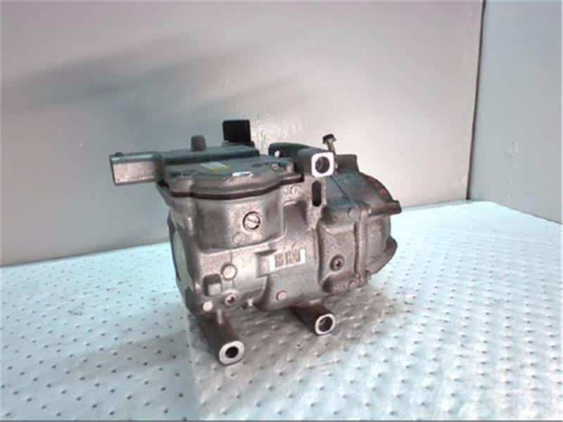 Used]Toyota Genuine Aqua NHP10 air-conditioner compressor 88370