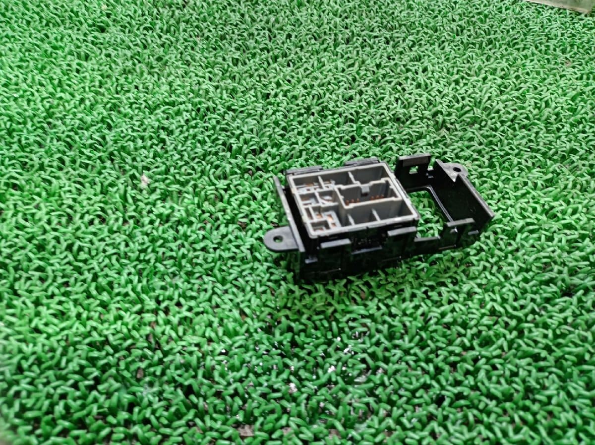 [Used]Nissan mirror control switch # hyj NSP265354 - BE FORWARD Auto Parts
