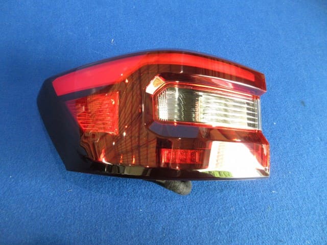 【新品】トヨタ ライズ 左側テールランプ 81561-B1170 81561)テールランプ(リヤ コンビネーションランプ) レンズ LH トヨタ