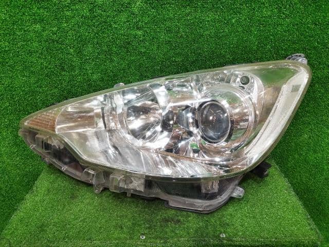 Used]Left Headlight TOYOTA Aqua 2012 DAA-NHP10 8115052E60 - BE