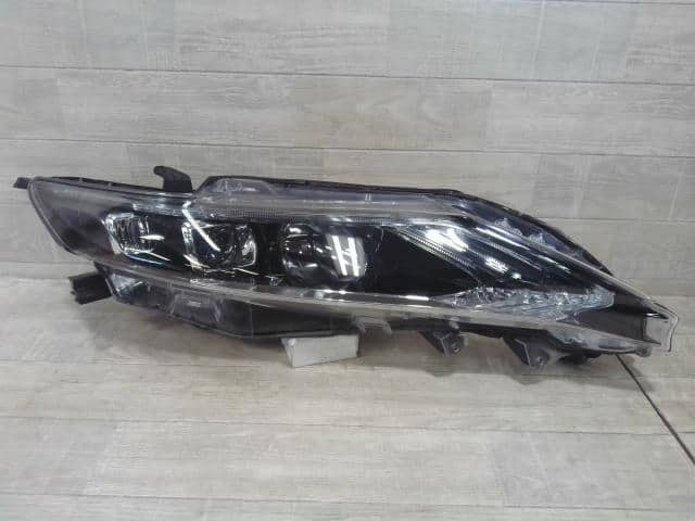 Used]Right Headlight TOYOTA Harrier 2015 DBA-ZSU65W 8111048440