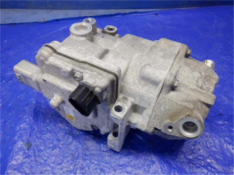 Used]Toyota Genuine Aqua NHP10 air-conditioner compressor 88370