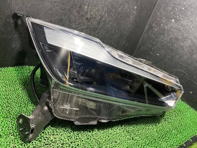 Used]Right Headlight HONDA WR-V 2024 5BA-DG5 3310031XK02 - BE