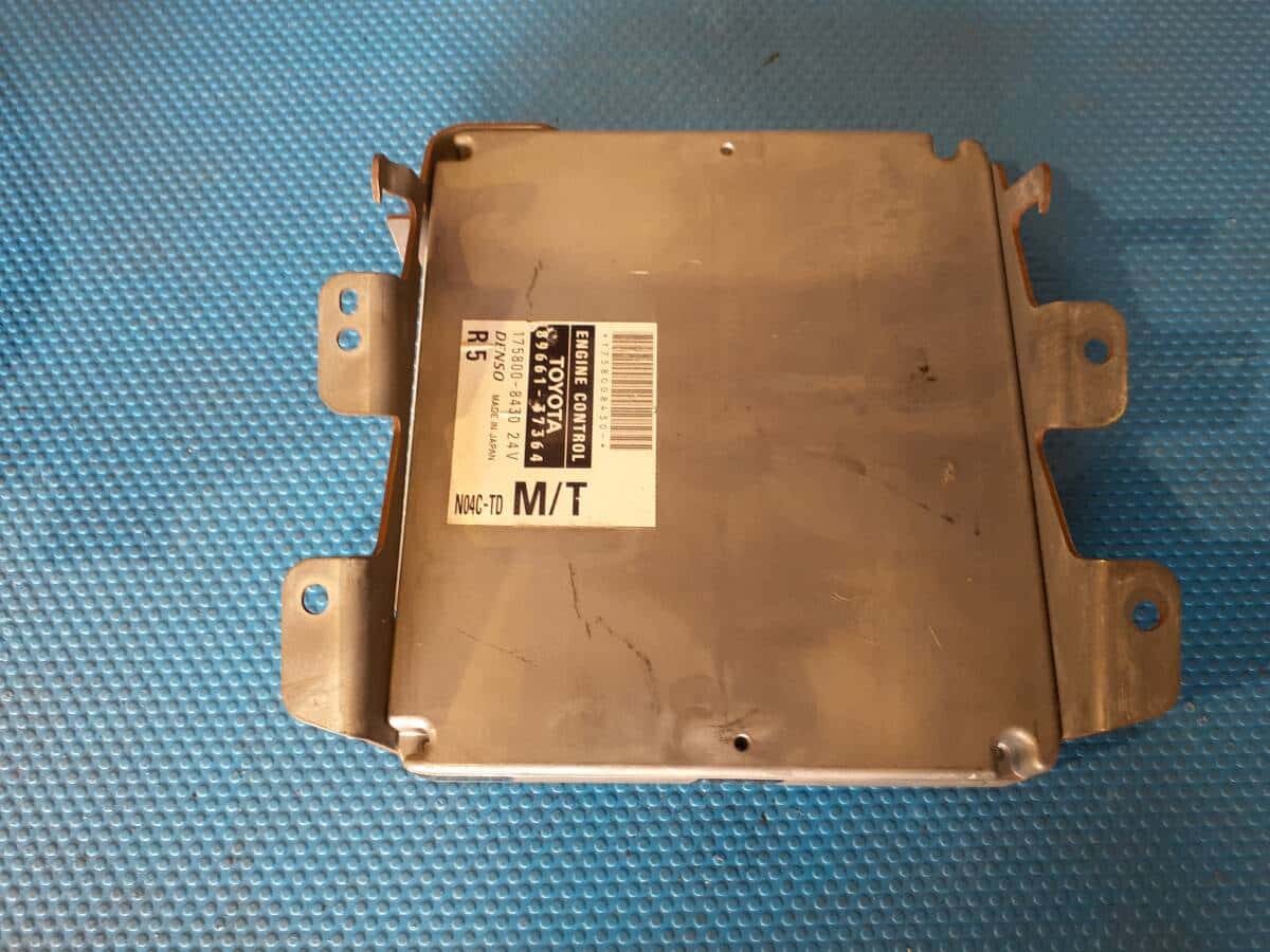 ヒノ　デュトロ　TOYOTA ダイナ エンジンECU 89561-37210 ヒノ デュトロ TOYOTA ダイナ エンジンECU 89561-37210 - メルカリ