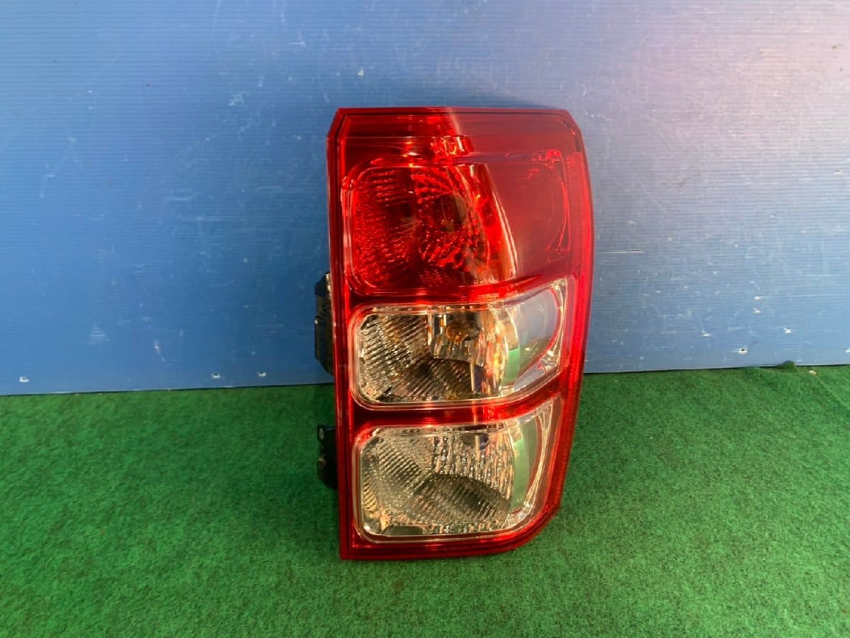 Used]Escudo TDA4W/TD54W Right Tail Lamp Right Tail Light KOITO 220