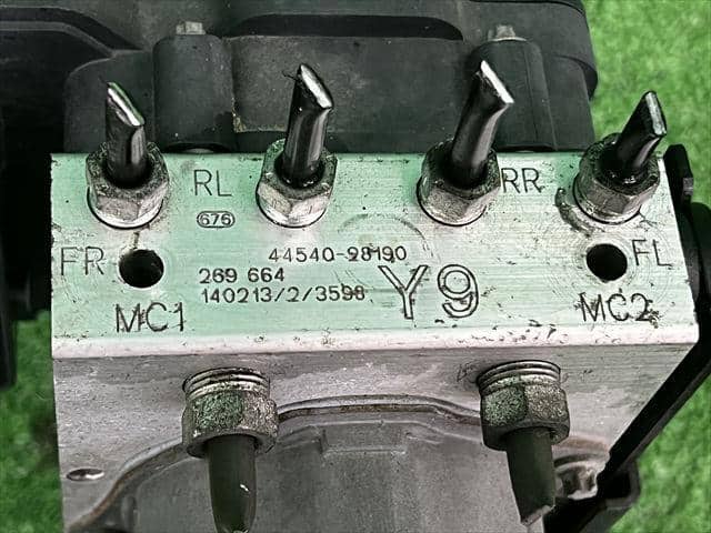 ヴォクシー DBA-ZRR85W ABSアクチュエーター 44050-28410